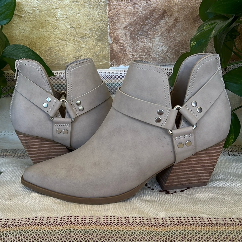 DV Dolce Vita Women’s Kramer Buckle Harness Cut-Out Taupe Ankle Heel Boots, 8.5